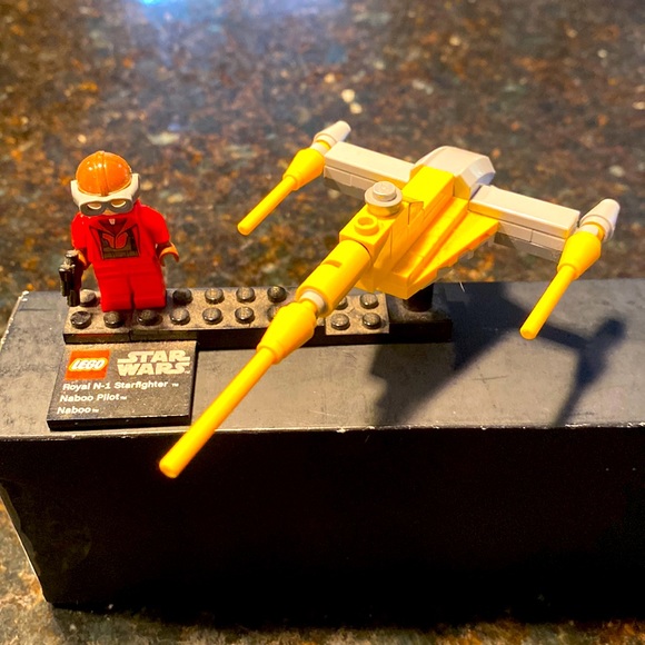Lego Royal N-1 Starfighter, Naboo and pilot minifigure - Picture 2 of 4